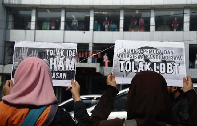 Sejumlah massa yang tergabung dalam Aliansi Pemuda dan Mahasiswa Bandung Raya melakukan aksi unjuk rasa tolak LGBT (Lesbian, Gay, Biseksual dan Transgender) di depan Mal Bandung Indah Plaza, Bandung, Jawa Barat, Jumat (19/2).