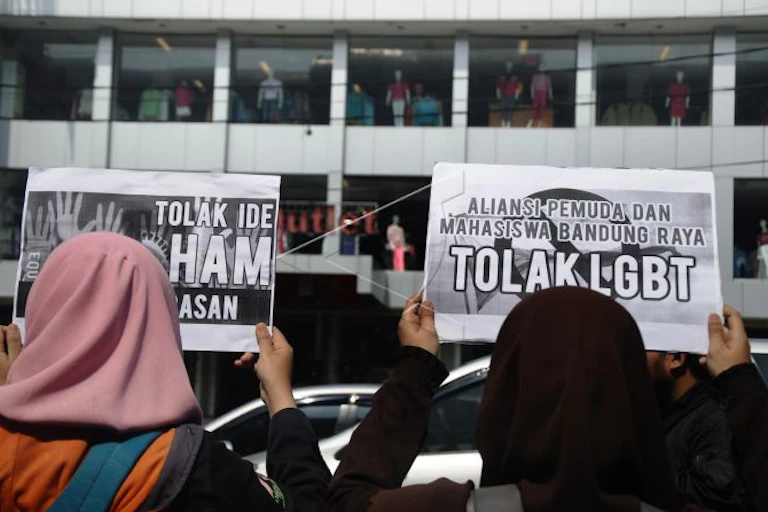 Sejumlah massa yang tergabung dalam Aliansi Pemuda dan Mahasiswa Bandung Raya melakukan aksi unjuk rasa tolak LGBT (Lesbian, Gay, Biseksual dan Transgender) di depan Mal Bandung Indah Plaza, Bandung, Jawa Barat, Jumat (19/2).