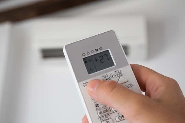 Mando de aire a condicionado con la temperatura a 27ºC.