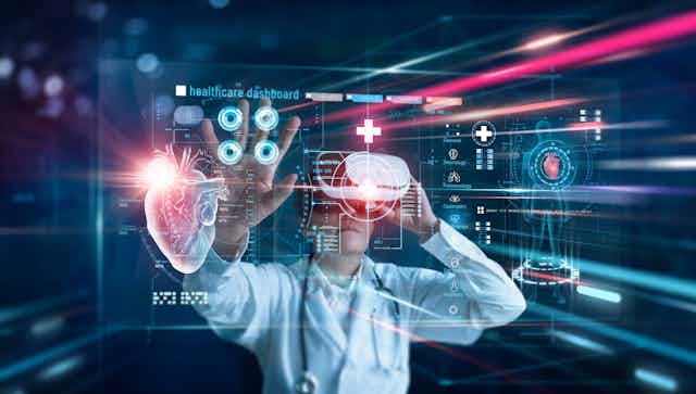 Médico con gafas de realidad virtual tocan un holograma con símbolos y un corazón.