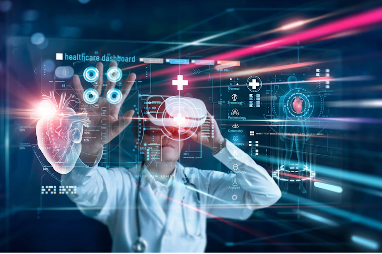 Médico con gafas de realidad virtual tocan un holograma con símbolos y un corazón.