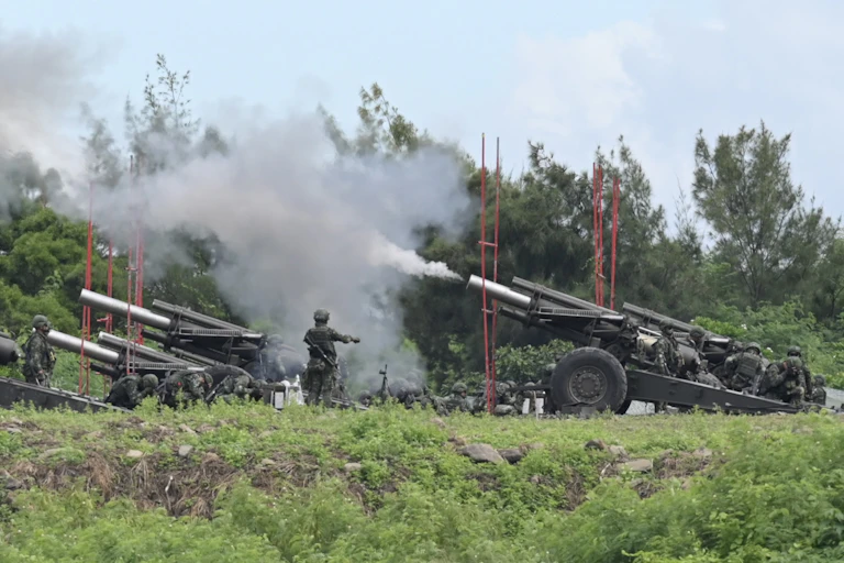 Militaires tirant au canon