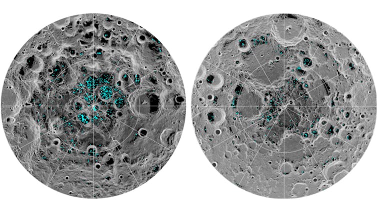 Deux images côte à côte des pôles nord et sud de la Lune avec des taches bleues représentant l’eau