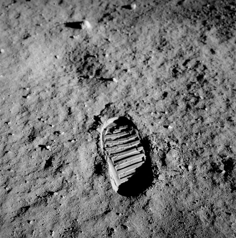 Une empreinte de botte dans la surface poussiéreuse de la Lune