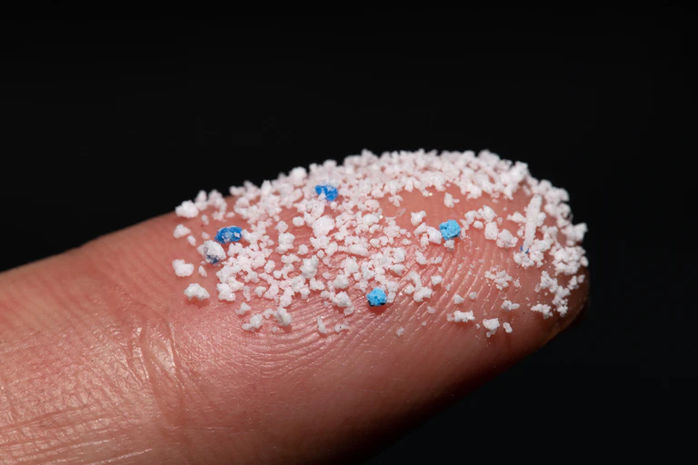 des paillettes de plastique sur un doigt