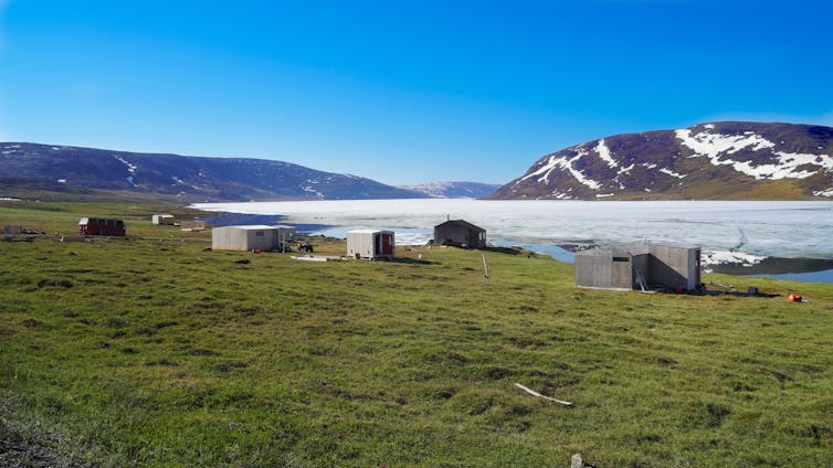 Small houses line a waters edge.