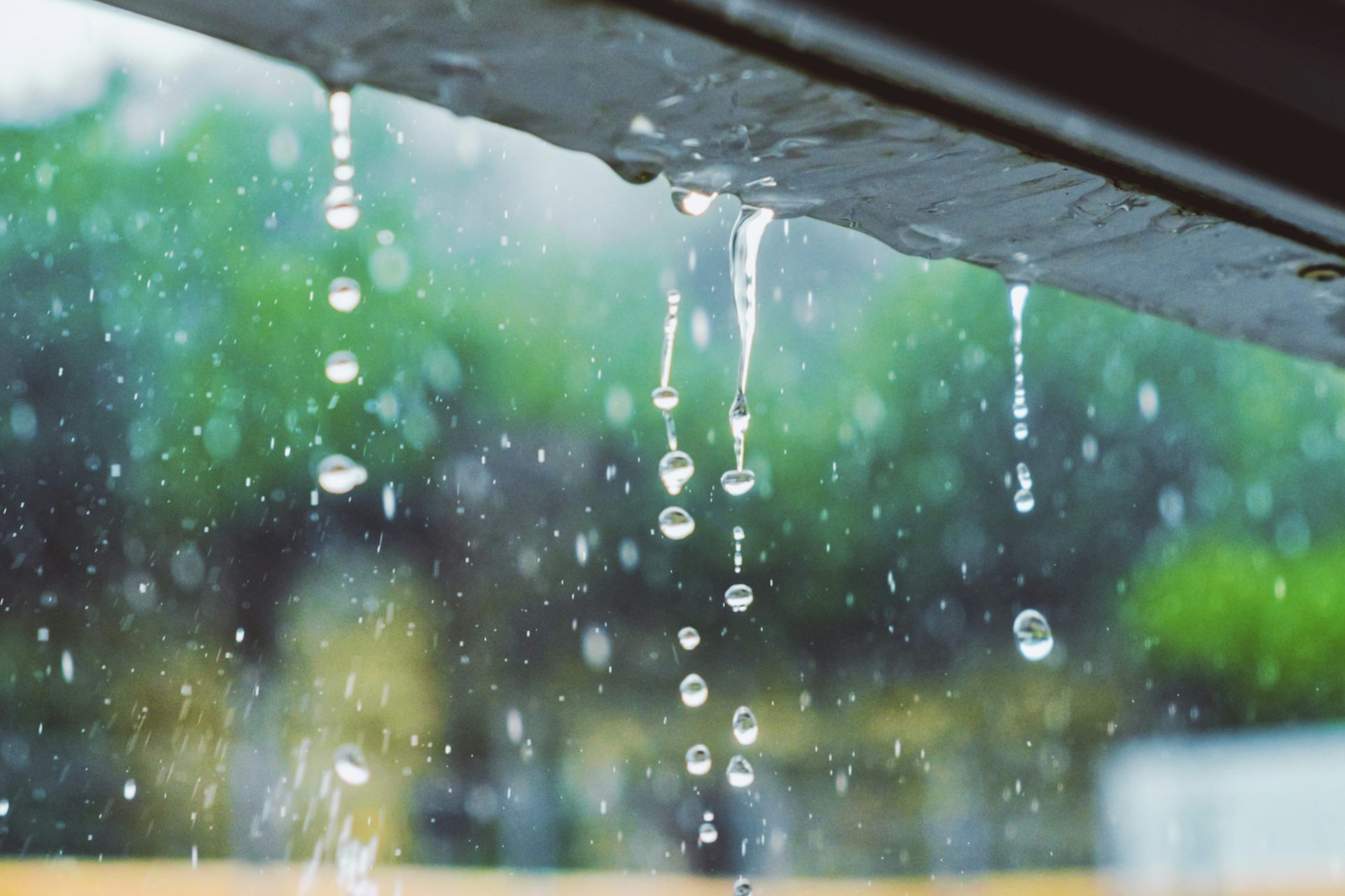 С крыш падает вода. Дождь капает. Капли на окне. Капли дождя. Струи дождя.