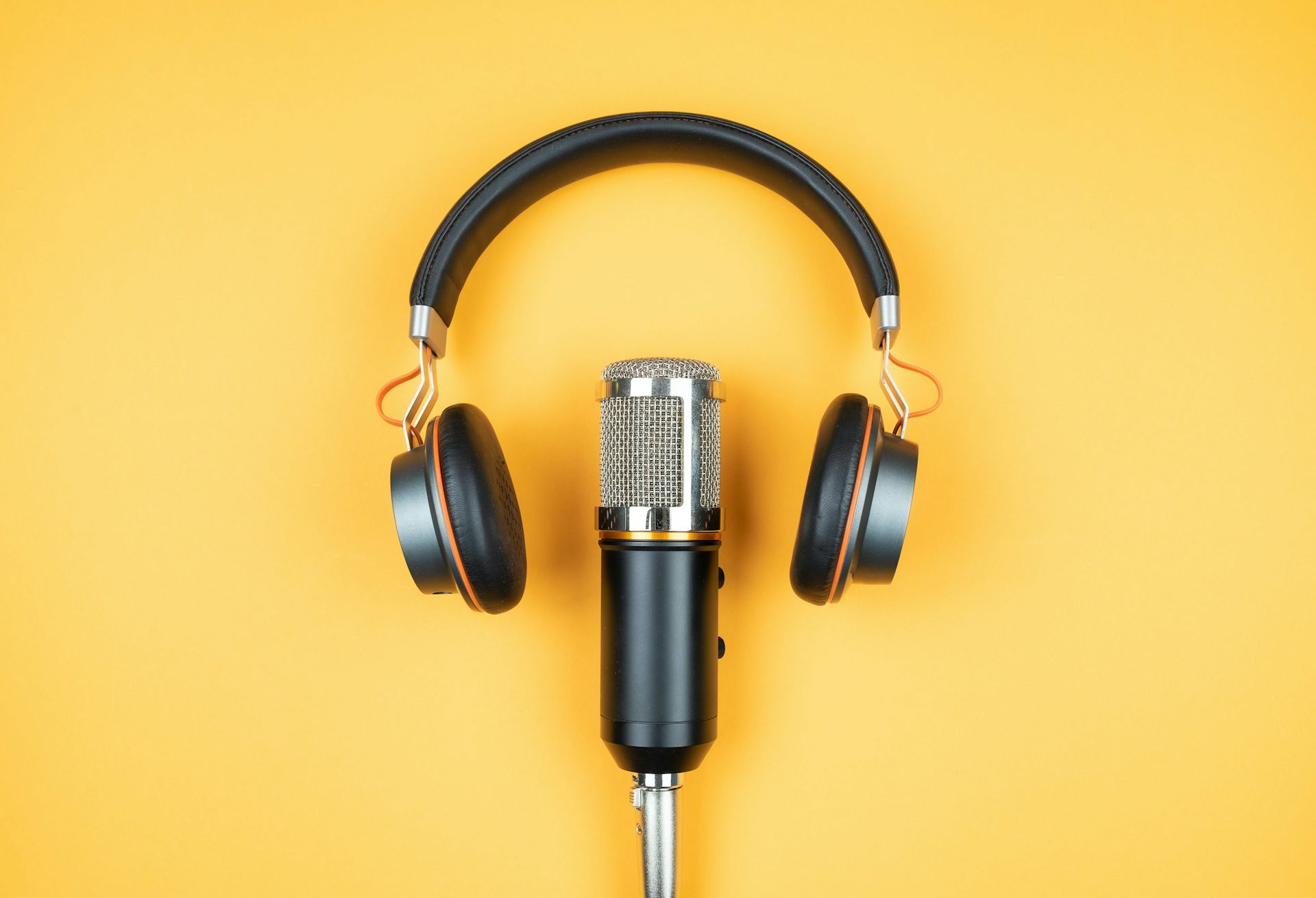 https://www.shutterstock.com/es/image-photo/podcasting-concept-directly-above-view-headphones-1810422307