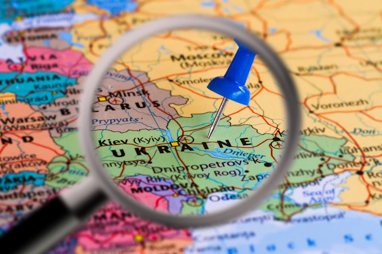Loupe sur une carte de l'Ukraine