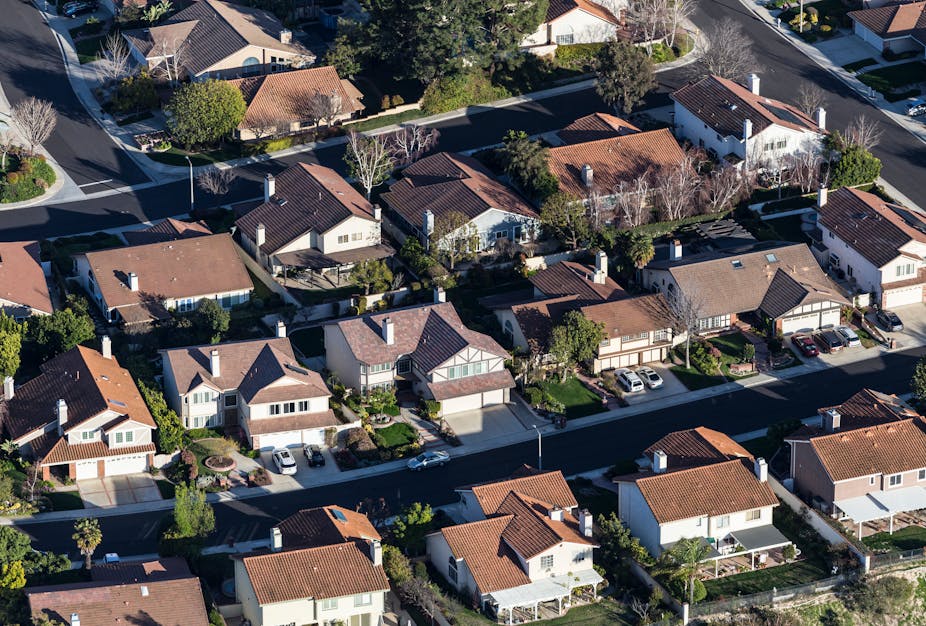Vue aérienne des rues résidentielles de banlieue et des maisons près de Los Angeles, Californie.