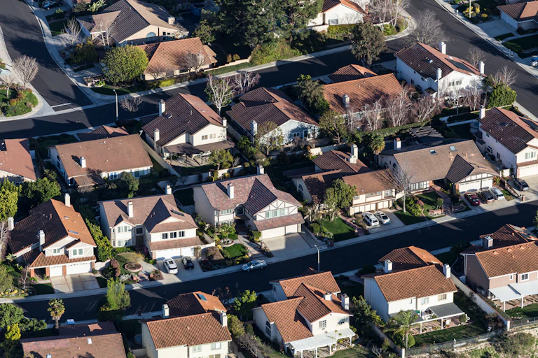 Vue aérienne des rues résidentielles de banlieue et des maisons près de Los Angeles, Californie.