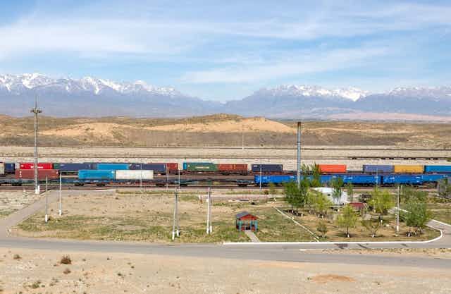 Train de marchandises à proximité de la frontière entre le Kazakhstan et la Chine.