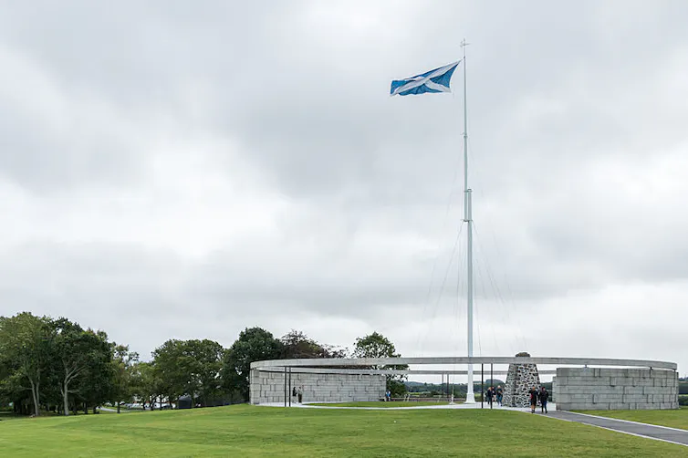 Drapeau écossais flottant sur le site de la bataille de Bannockburn qui se visite aujourd’hui en Écosse