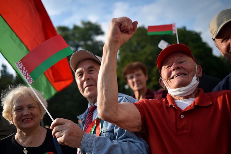 Des personnes âgées manifestent en faveur de Loukachenko