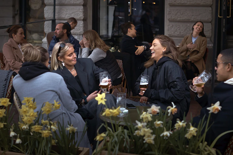 Groupe de personnes attablées dans un café