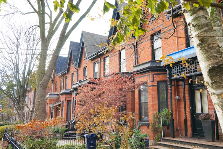 صف من المنازل الريفية في Cabbagetown ، تورنتو