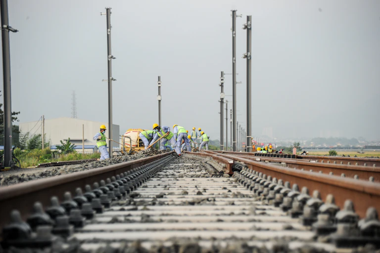 Pemasangan rel untuk proyek Kereta Cepat Jakarta-Bandung.
