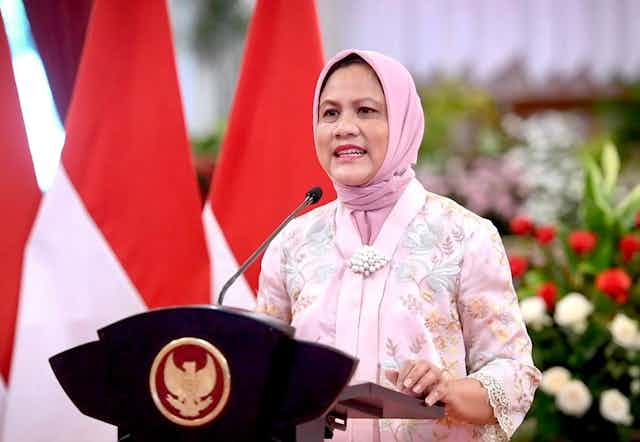 Ibu Negara Iriana Widodo berpidato dalam acara Puncak Peringatan Hari Ibu ke-93, 22 Desember 2021, di Yogyakarta.