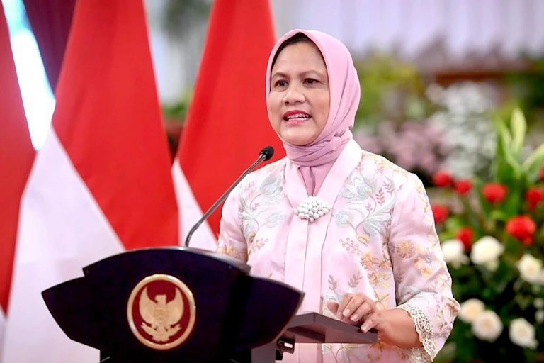 Ibu Negara Iriana Widodo berpidato dalam acara Puncak Peringatan Hari Ibu ke-93, 22 Desember 2021, di Yogyakarta.