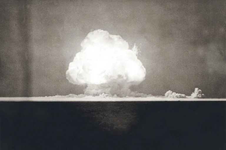 Nube de una explosión nuclear en blanco y negro.