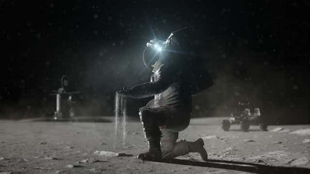 Un·e astronaute touche la poussière lunaire.