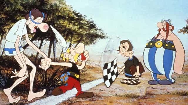 Asterix traspasa la línea de meta llevando de la mano a Merinos.