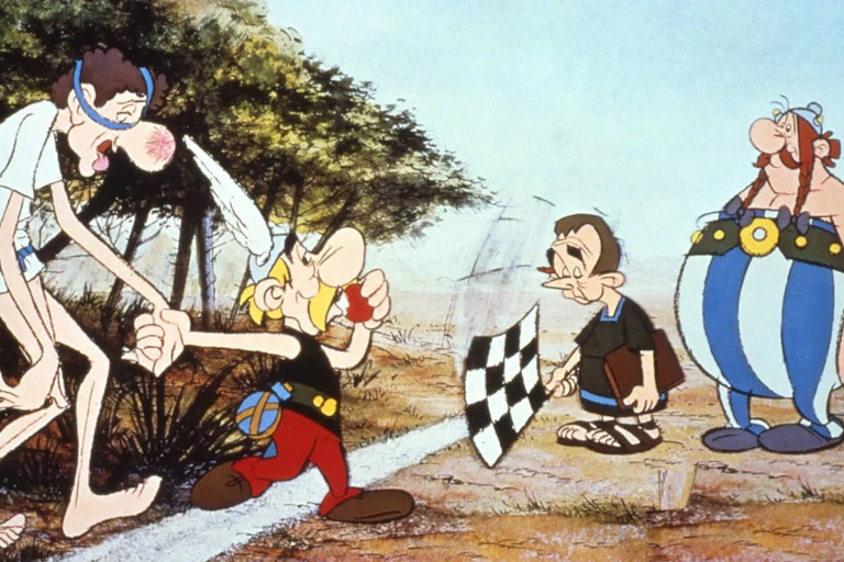 Asterix traspasa la línea de meta llevando de la mano a Merinos.