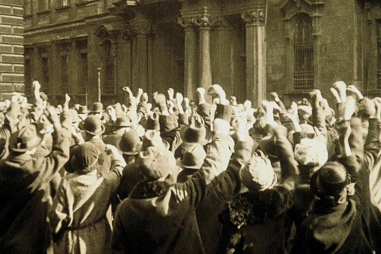 Imagen de un grupo de personas con los puños en alto.
