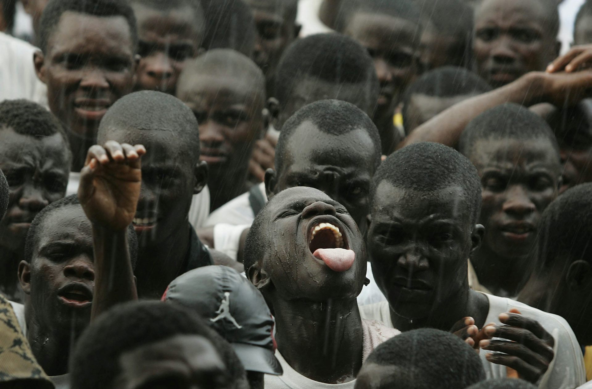 Процент чернокожих. Толпа африканцев. Много негров.