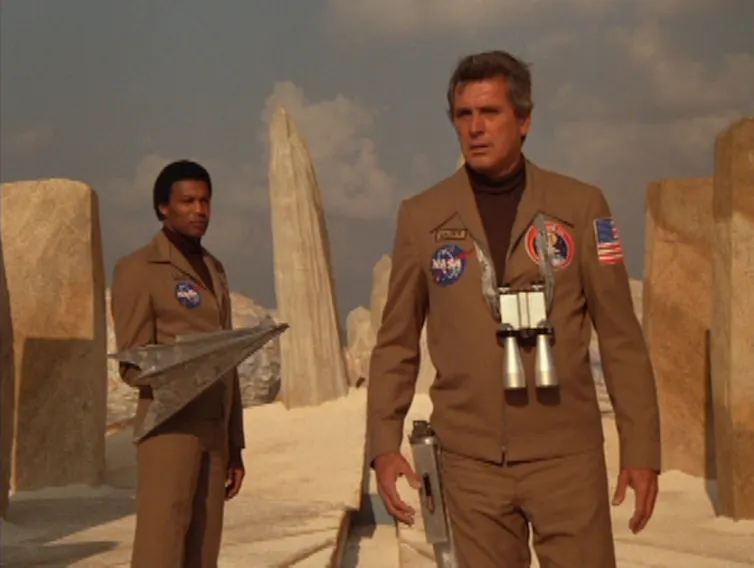 Dos oficiales de la NASA en un pasaje desértico.