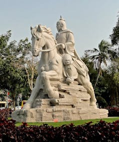 Statue en pierre d’un guerrier à cheval