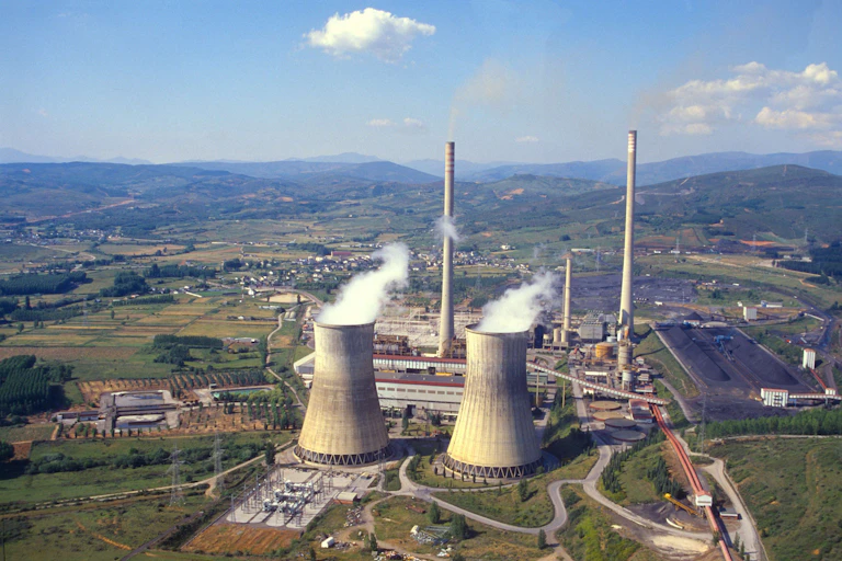 Chimeneas de una central echando humo.