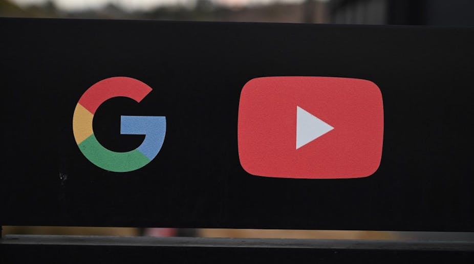 Logos de Google et Youtube sur un téléphone portable.