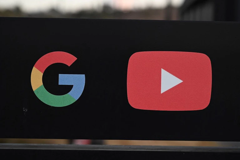 Logos de Google et Youtube sur un téléphone portable.