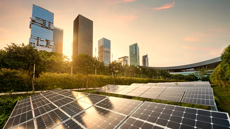 panneaux solaires avec une ville à l’horizon