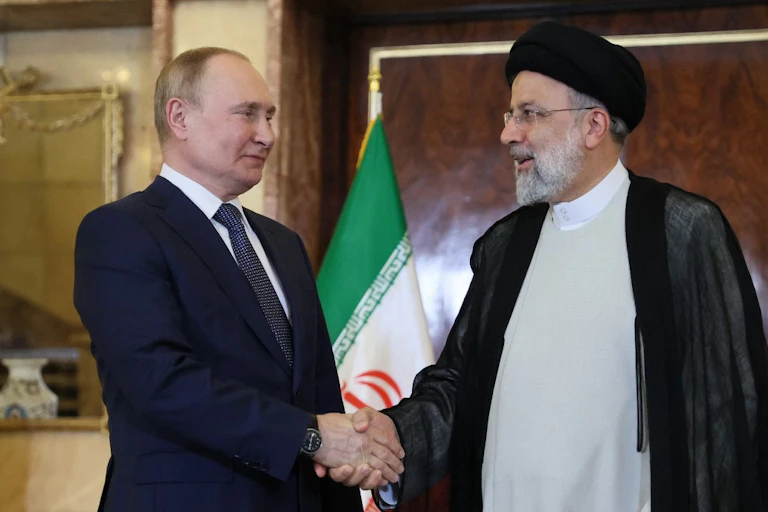 Vladimir Poutine serre la main d'Ebrahim Raisi