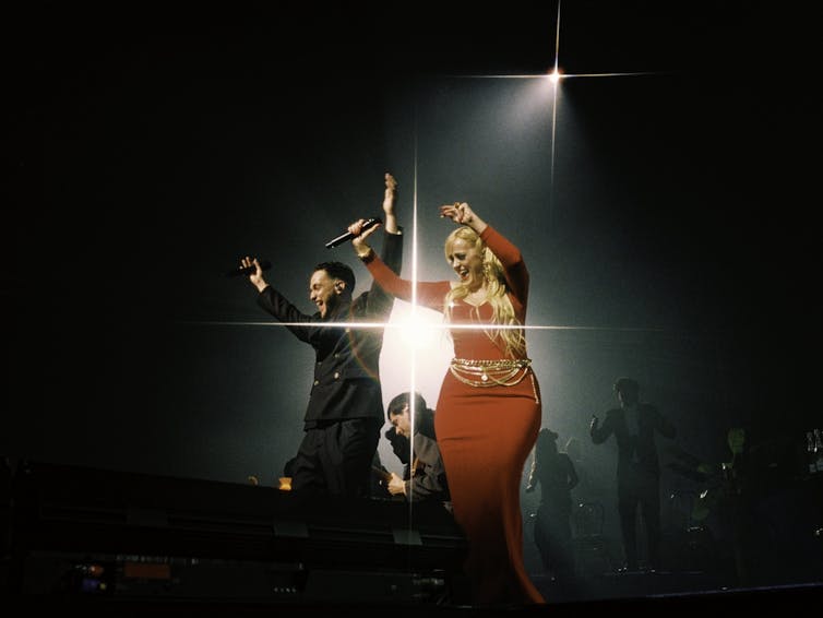 C. Tangana y La Húngara bailan en el escenario.