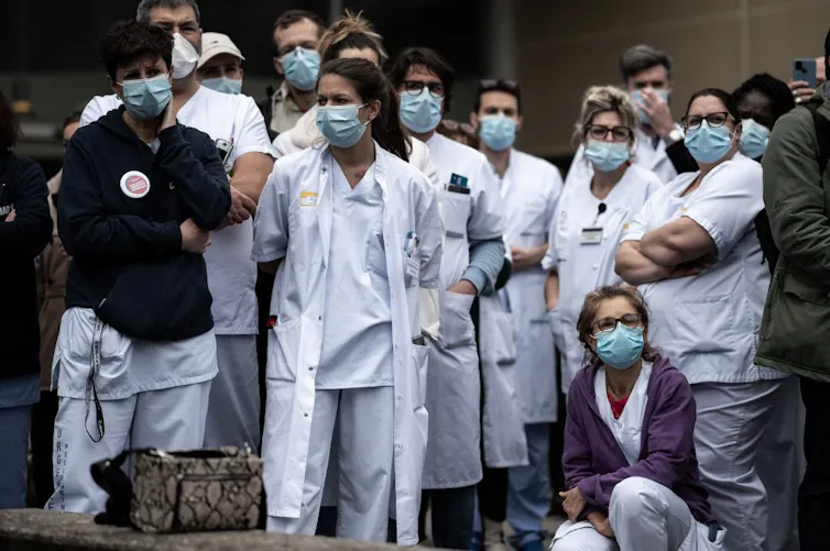 Personnel soignant effectuant une minute de silence devant le CHU de Bordeaux pour protester contre ses conditions de travail dégradé