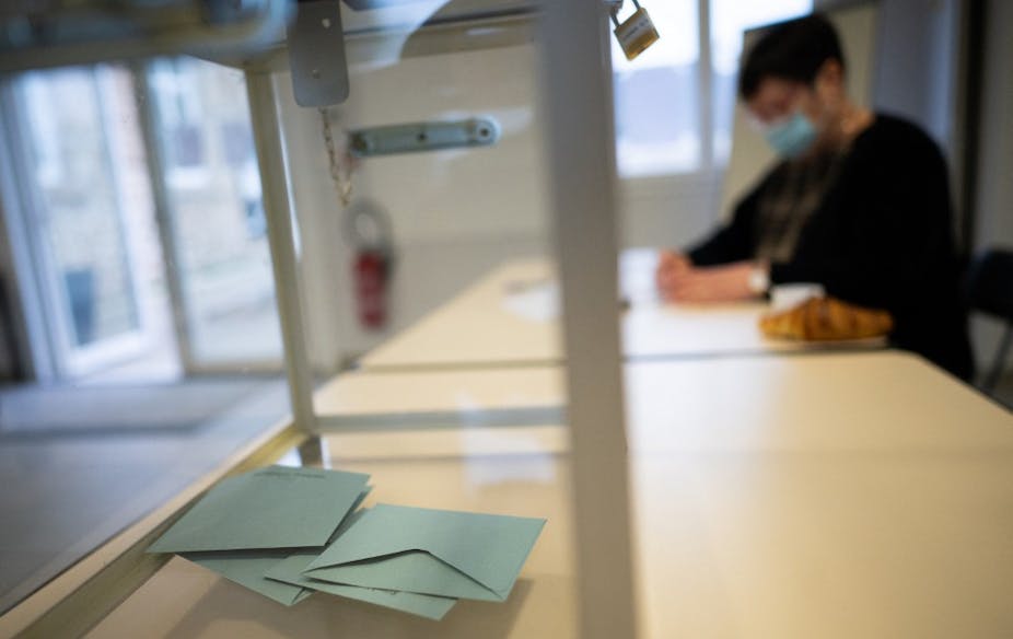 Bulletins de vote à Lavau-sur-Loire, dans l'ouest de la France le 24 avril 2022.