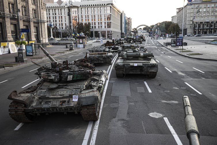 Uma longa fila de tanques russos e outros veículos blindados que foram capturados pelas forças ucranianas é exibida em uma rua em Kyiv, na Ucrânia.