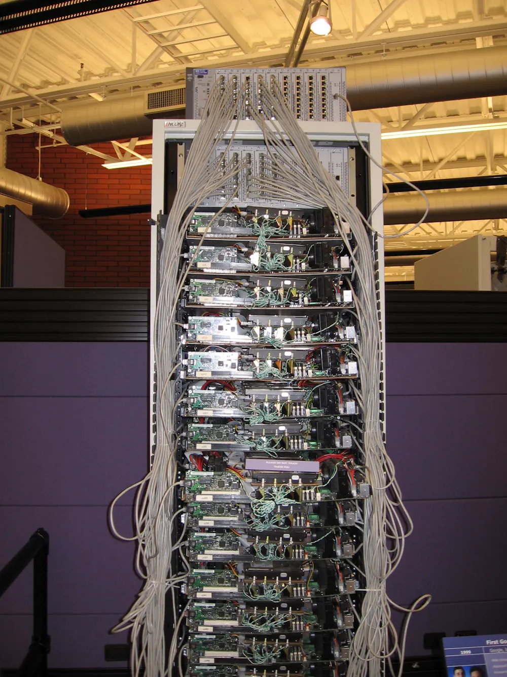 Google First Server Rack Si no está en Google no existe. ¿Cómo hemos llegado a esto?