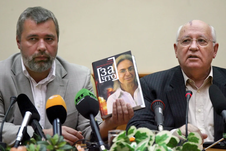 Mikhail Gorbachev in 2007 with the editor of independent Russian newspaper Novaya Gazeta, holding a book about the murdered reporter Anna Politkovskaya.
