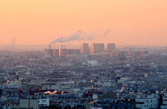 Vue de Paris sous un ciel pollué 