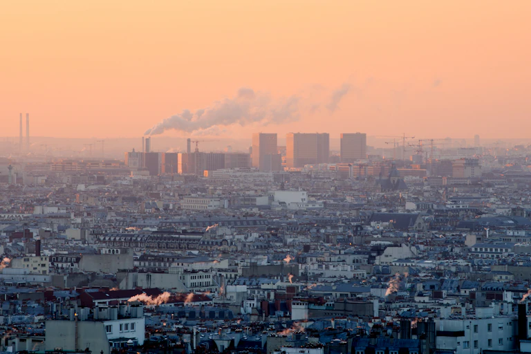 Vue de Paris sous un ciel pollué