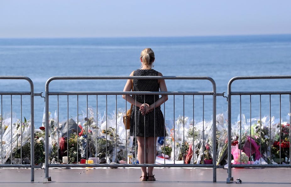 Une femme se tient devant le mémorial aux victimes de l'attentat de Nice sur la Promenade des Anglais