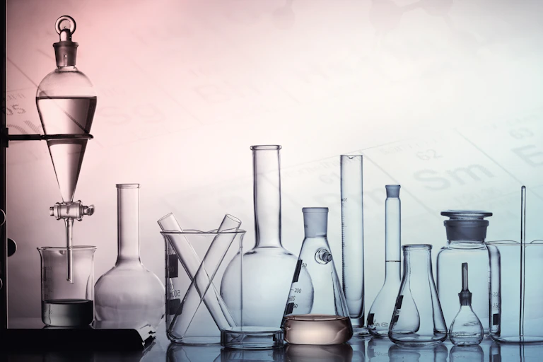 Ensemble de verrerie de laboratoire (erlen, bécher, éprouvette…)