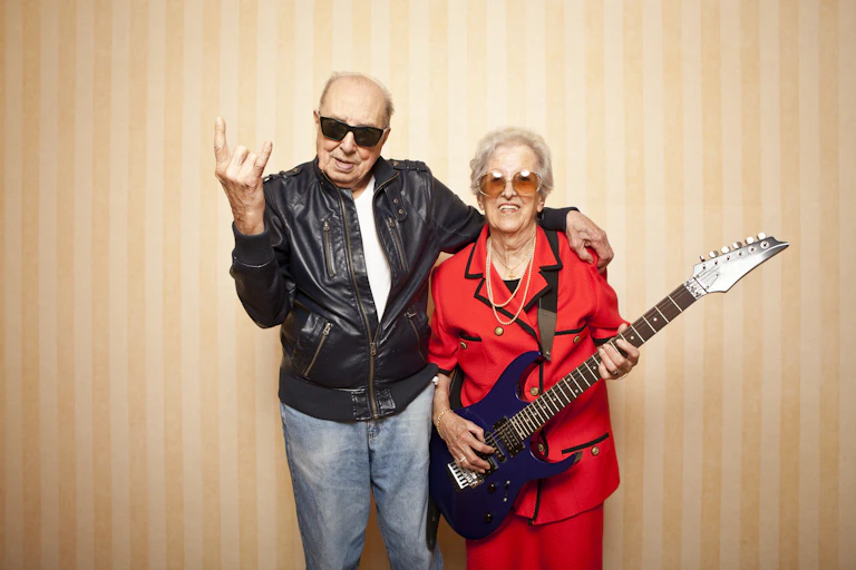 Dos personas mayores pasando un buen rato.