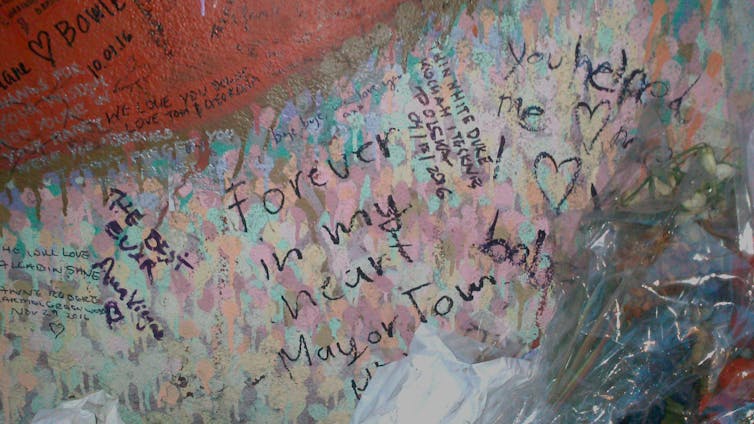 Parte del muro en Brixton con dedicatorias de los fans tras la muerte de David Bowie.