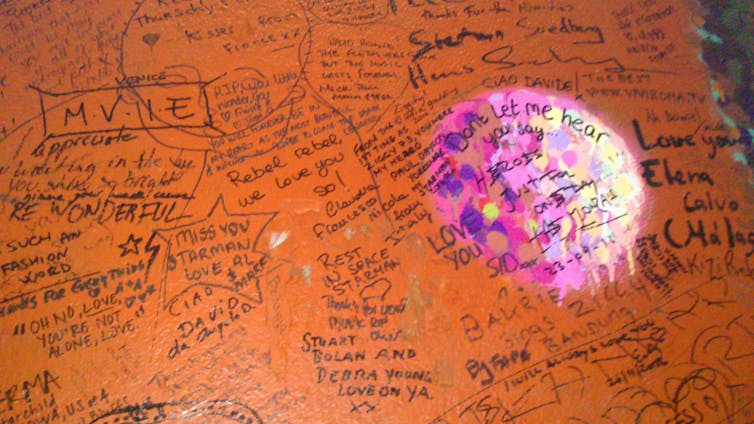 Parte del muro en Brixton con dedicatorias de los fans tras la muerte de David Bowie.