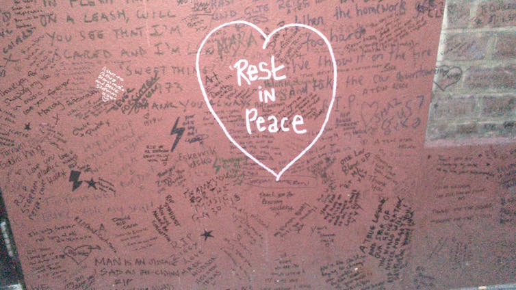 Parte del muro en Brixton con dedicatorias de los fans tras la muerte de David Bowie.